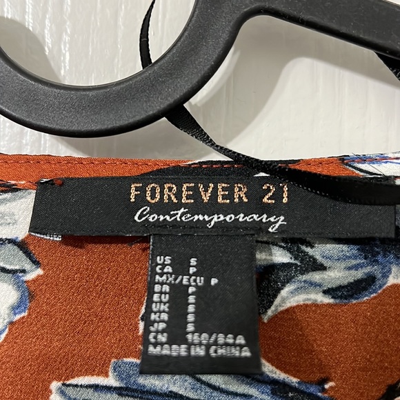 Forever 21 cropped tie front blouse size small - Picture 3 of 4